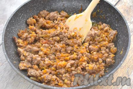 Обжариваем фарш с луком и морковью примерно 10-12 минут (до готовности мяса), периодически разбивая лопаткой кусочки мяса. После того как фарш будет полностью готов, убираем сковороду с огня, даём немного остыть и начинка для лепёшек "Тортилья" будет готова.