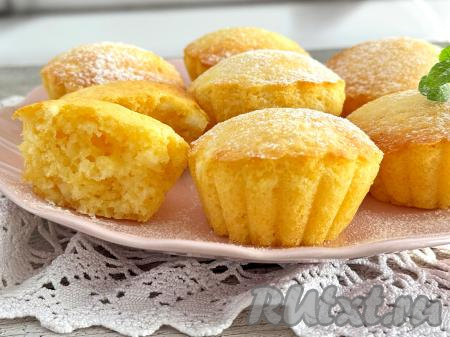 А вот как эта воздушная выпечка смотрится в разрезе. Нежные, вкусные, аппетитные творожные кексы, по желанию, присыпать сахарной пудрой и можно подавать к столу.&nbsp;