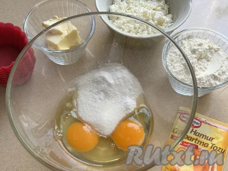 В глубокую миску (или в чашу миксера) вбить яйца, добавить сахар, соль и ванильный сахар.&nbsp;