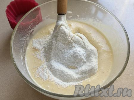 Всыпать в миску разрыхлитель и 50 грамм муки.&nbsp;