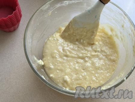 Перемешать тесто лопаткой до однородности. Понемногу добавляя оставшуюся муку, замесить нежное, воздушное творожное тесто, как на фото, напоминающее по густоте сметану средней жирности. Влажность творога, размер яиц, качество муки могут быть разными, поэтому, добавляя понемногу муку и хорошо вмешивая её, ориентируйтесь именно на густоту теста, а не на количество муки, указанное в ингредиентах.