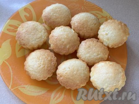 Готовую выпечку достать из чаши аэрогриля.&nbsp;Аналогично испечь в аэрогриле оставшиеся кексы.&nbsp;Готовым творожным кексам дать немного остыть, вынуть из силиконовых формочек, переложить на тарелку, оставить остывать.