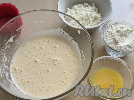 Взбить яйца с сахаром и солью миксером (или веником) в течение 5 минут, яичная смесь в процессе взбивания посветлеет и немного увеличится в объёме. Пока взбиваются яйца, нужно растопить сливочное масло (я растапливаю в микроволновке), дать ему немного остыть. Однородный творог выложить в отдельную посуду, размять вилкой. У меня был крупинчатый творог, мне нравятся небольшие вкрапления творога в выпечке, я его просто немного размяла. Но если вы используете тоже крупинчатый творог и хотите, чтобы кусочки творога в выпечке не чувствовались, тогда можете пробить творог до однородности погружным блендером.