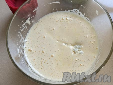 В миску со взбитой яичной смесью добавить творог и растопленное негорячее сливочное масло, перемешать творожную массу лопаткой (или столовой лопаткой).&nbsp;