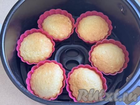 Установить чашу в аэрогриль, выставить температуру 150 градусов, время - 15 минут. По прошествии 15 минут заглянуть в чашу аэрогриля, если кексы светленькие, тогда можно увеличить время выпечки ещё на 5 минут. Когда творожные кексы слегка подрумянятся, проверить их готовность, проколов сверху сухой зубочисткой, если и после прокалывания зубочистка останется сухой, значит выпечка готова.&nbsp;&nbsp;