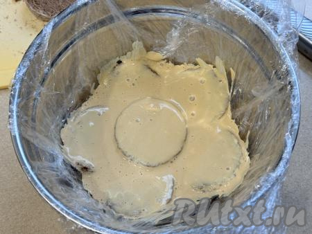 Выложить поверх пряников часть крема.