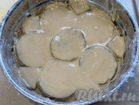 Снова выложить часть пряников и часть крема, таким образом, чередуя, собрать весь торт. Накрыть миску краями плёнки, свисающими с краёв миски, и убрать в холодильник на ночь.&nbsp;