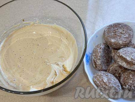 Перемешать крем из сгущёнки и сметаны миксером (или венчиком) до однородности.&nbsp;