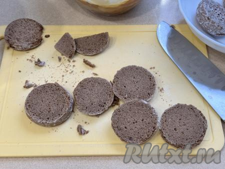 Пряники разрезать по&nbsp;горизонтали на две половинки.