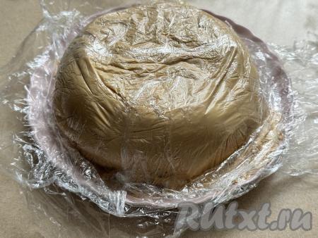 На следующий день торт, сформированный из пряников и крема из сгущёнки и сметаны, перевернуть на тарелку,&nbsp;снять пищевую плёнку.&nbsp;