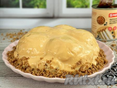 Края торта можно присыпать кусочками пряников или дроблёными орехами.