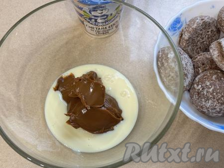 Прежде всего приготовим крем для торта из пряников, для этого в глубокой миске (или в другой ёмкости, в которой будет удобно взбивать миксером) нужно соединить сгущённое молоко и варёную сгущёнку. Если вы будете готовить только с варёной сгущёнкой, тогда просто выложите только её в миску.