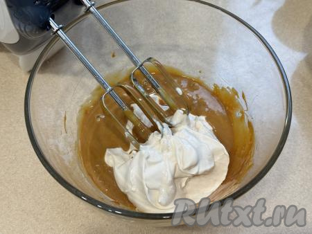 Перемешать сгущёнку миксером или венчиком (я смешала два вида сгущёнки до однородности). В миску со сгущёнкой добавить сметану.&nbsp;