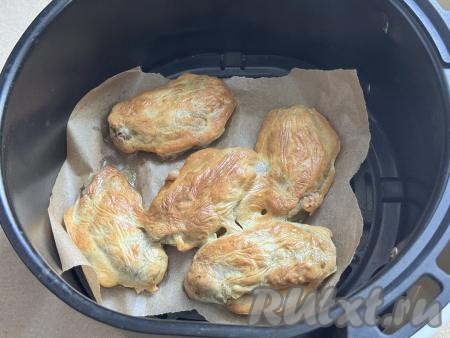 Отправить чашу в аэрогриль, уставить температуру 180 градусов, время - 15 минут.