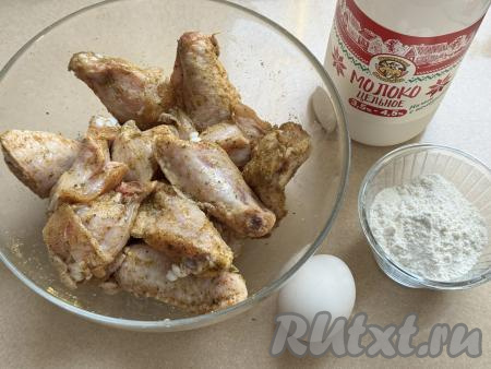 Перемешать крылья, покрывая их специями со всех сторон.