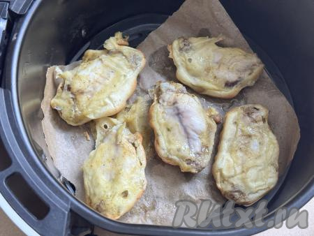 По прошествии 15 минут достать чашу из аэрогриля, перевернуть крылышки на другую сторону, запекать ещё 10-15 минут при температуре 180 градусов.