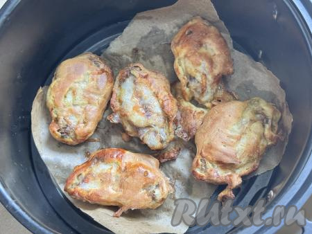 Вот такие румяные крылышки получаются через 30 минут с начала запекания в аэрогриле. 