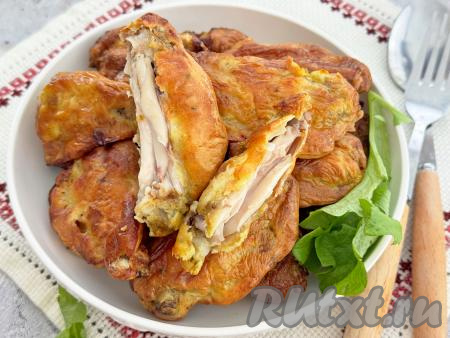 А вот как крылышки, запечённые в кляре в аэрогриле, выглядят в разрезе. Крылья, благодаря кляру, получаются румяными, аппетитными снаружи и сочными, нежными внутри. К столу их подаём&nbsp;горячими, дополнив гарниром, любимым соусом.