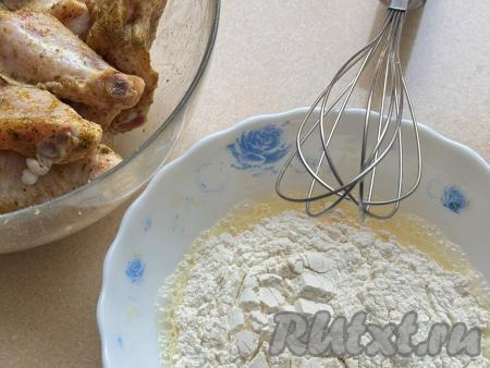 Для приготовления кляра нужно в глубокой миске соединить яйцо, молоко и немного соли. Перемешать венчиком. Затем небольшими порциями всыпать муку, каждый раз полностью вмешивая её венчиком.