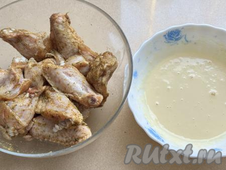 Итоговый кляр должен быть однородным, напоминающим по консистенции густой кефир.&nbsp;Как только добились требуемой густоты кляра, значит больше муку не добавляйте.