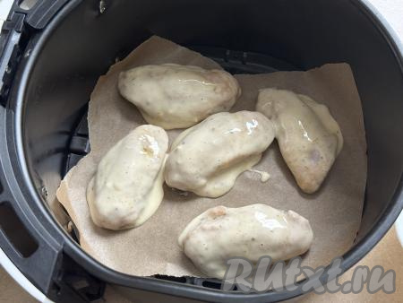 Крылышки должны лежать в чаше аэрогриля в один слой. Покрывать кляром нужно столько крыльев, столько вы сможете выложить в один слой в чашу. Все крылышки одновременно у вас в чашу не поместятся, поэтому запекать их нужно будет в несколько заходов.&nbsp;