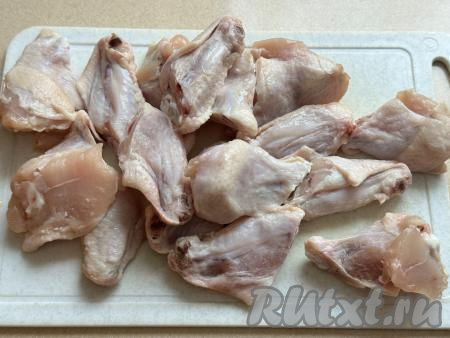 Подготовить продукты для приготовления куриных крылышек в кляре в аэрогриле. Крылышки промыть водой, немного обсушить. Каждое крыло разрезать по фалангам на 3 части. Крайнюю (тонкую) часть крыла я не стала использовать, так как в ней нет мяса. 