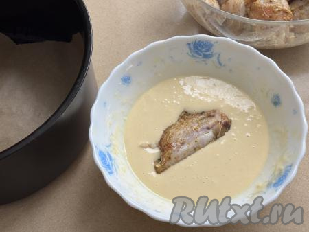 Чашу аэрогриля застелить пергаментом. Окунать крылья со всех сторон в кляр и сразу выкладывать в застеленную чашу аэрогриля.