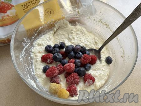 В миску с творожной начинкой выложить ягоды.&nbsp;