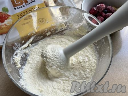 Пробить творожную начинку погружным блендером до однородности.