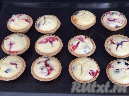 Выпекать тарталетки с творогом и ягодами в духовке, разогретой до 180 градусов минут 15-20.&nbsp;