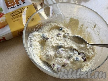 Перемешать начинку столовой ложкой, равномерно распределяя ягоды по творожной массе.