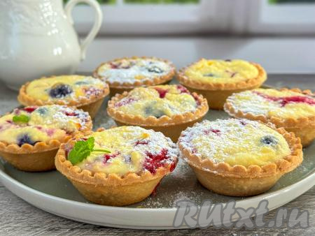 Тарталетки с творогом и ягодами в духовке
