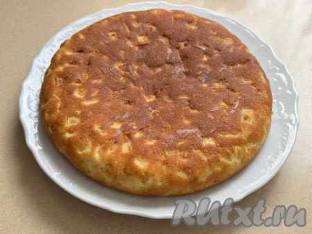 Готовую шарлотку переложить со сковороды на тарелку, дать остыть.&nbsp;