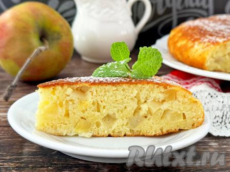 Шарлотка с яблоками на молоке на сковороде