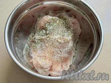 Куриные отбивные посолить и приправить специями по вкусу (в качестве специй я добавила пряную соль). Добавляя соль, обязательно учитывайте, что в дальнейшем в мясо будут заворачиваться кусочки солёного огурца.