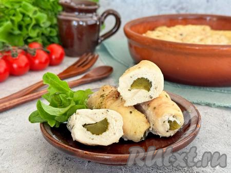 Сочные, нежные куриные рулетики с солёным огурцом подать к столу горячими, дополнив свежими овощами или любимым гарниром.