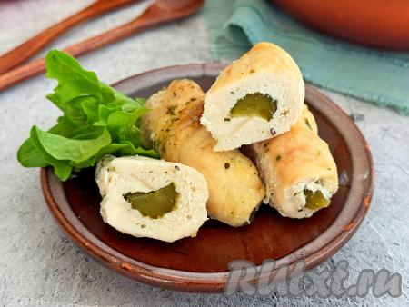 Куриные рулетики с солёным огурцом в духовке