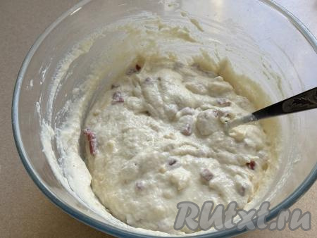 Перемешать содержимое миски, равномерно распределяя колбасу и сыр по тесту для вафель.