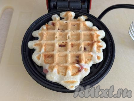 Вафлю с колбасой и сыром из теста, замешанного на кефире, выпекать до золотистого цвета. Продолжительность выпечки зависит от мощности вашей вафельницы.