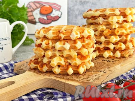 Периодически перемешивая тесто и смазывая вафельницу по мере необходимости, постепенно приготовить все вафли. Я испекла 17 вафель диаметром около 10 сантиметров.