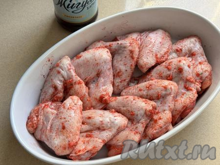 Выложить крылышки в жаропрочную форму в один слой.&nbsp;