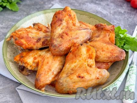 Готовые крылья переложить на тарелку и подать к столу в горячем виде, дополнив вашим любимым гарниром и соусом.