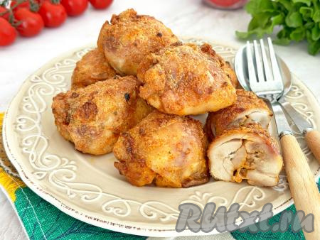 Для того чтобы проверить готовность куриного мяса, нужно просто разрезать одно филе, если разрез имеет серый оттенок, без розовых вкраплений, значит мясо готово. Переложить нежное, вкусное, сочное филе куриных бёдер из чаши аэрогриля на тарелку и в горячем виде подать к столу, дополнив гарниром или свежими овощами.