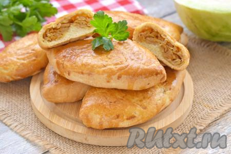 Аппетитные, вкусные пирожки с нежной начинкой из капусты, приготовленные в аэрогриле, к столу можно подать и тёплыми, и полностью остывшими. Благодаря слоёному тесту, эта выпечка готовится очень просто, а получается удачной, попробуйте!