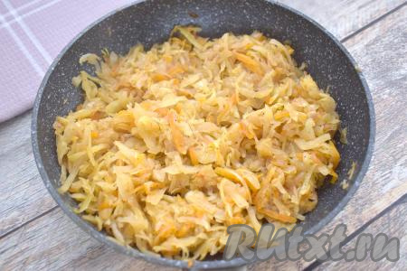 Перемешиваем овощи, на огне выше среднего обжариваем капусту с морковью и луком минут 5-6, иногда перемешивая. За это время капуста немного обмякнет. Уменьшаем огонь до ниже среднего, накрываем сковороду крышкой, обжариваем капусту до мягкости (минут 15-20), иногда перемешивая. Если капуста суховата, в процессе жарки, чтобы она не подгорела, стала сочной и мягкой, можно добавить в сковороду&nbsp;50 миллилитров воды. Минут за 5 до окончания жарки солим капусту по вкусу. Капусту, обжаренную до мягкости, убираем с огня, даём остыть.