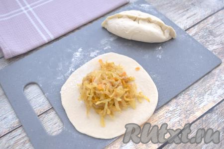 В центр каждой лепёшки кладём полную столовую ложку остывшей начинки из капусты. Соединяем края лепёшки над капустой, формируя пирожок. Постепенно лепим все 6 пирожков из слоёного теста.