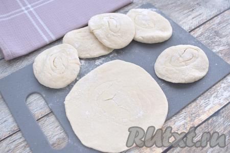 Кусочки теста ставим на срезы, прижимаем немного сверху ладонью. Получившиеся лепёшки скалкой раскатываем в круг диаметром ориентировочно 12-13 сантиметров.