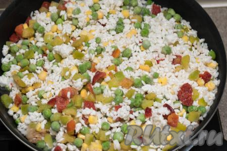 Замороженную гавайскую смесь, пока она в пакете, немного помять руками, чтобы не было крупных замороженных кусков. В сковороду с обжаренным мясом курицы добавить замороженную гавайскую смесь, перемешать, прогреть 5 минут на среднем огне. В течение этого времени можно 2-3 раза перемешать.