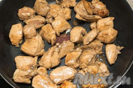 В процессе обжаривания мясо нужно будет 2-3 раза перевернуть, чтобы оно равномерно обжарилось. На этом этапе мясо курицы только обжарится сверху, внутри оно ещё не будет готово. Кусочки куриного филе дойдут до готовности в дальнейшем вместе с гавайской смесью.