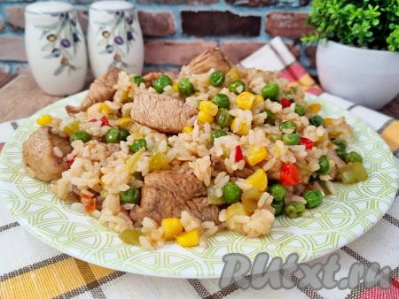 Готовую гавайскую смесь с мясом курицы разложить со сковороды по тарелкам и в горячем виде подать к столу, по желанию, дополнив любимым соусом.